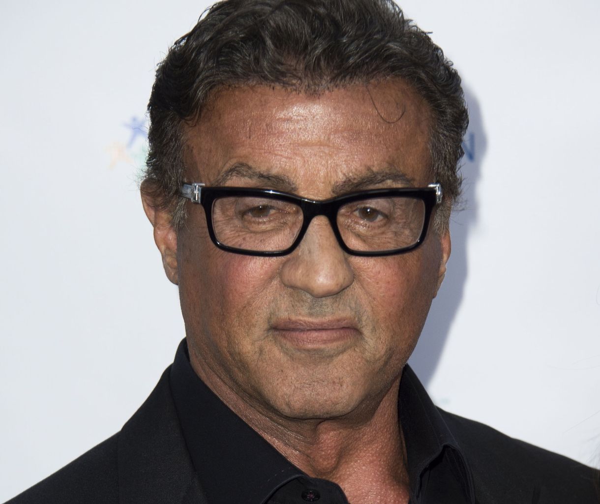 Stallone tagadja, hogy 16 évest kényszerített hármasszexre