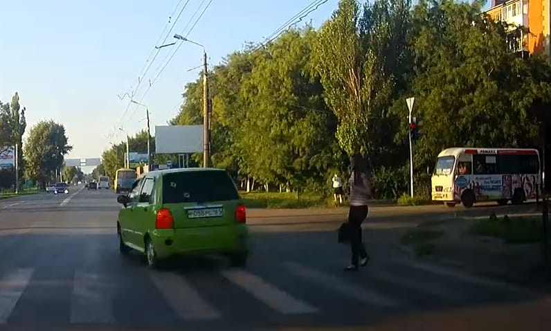 A nap videója: piros lámpán át, gyalogost zebrán majdnem elütve, autónak nekicsapódva