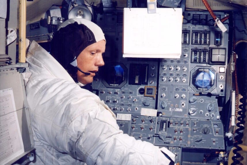 Talán el sem hangzik Neil Armstrong ikonikus mondata, ha a holdra szállásnál tartják magukat a tervhez