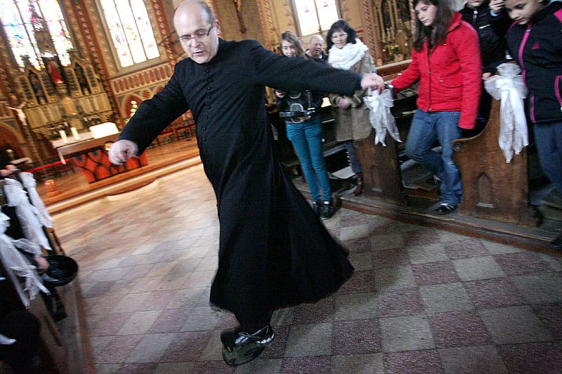 Fotó: A kőszegi templomban deszkázott a gördeszkás pap