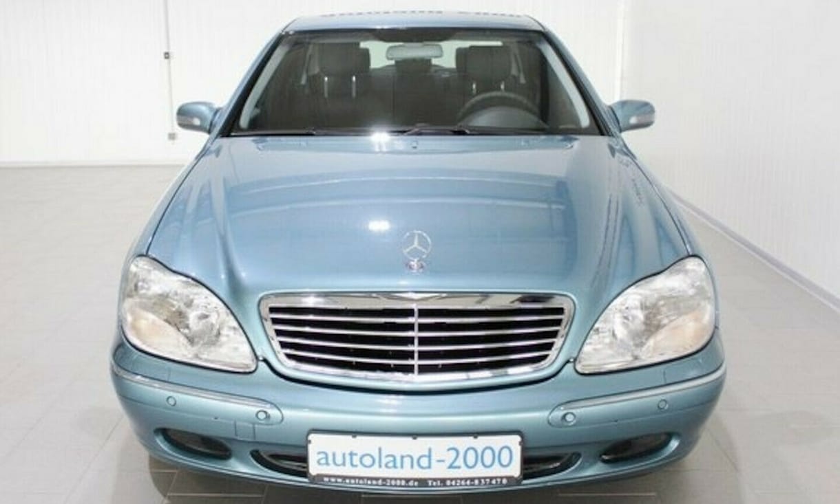 2412 kilométerrel árulnak egy 21 éves Mercedes S-osztályt