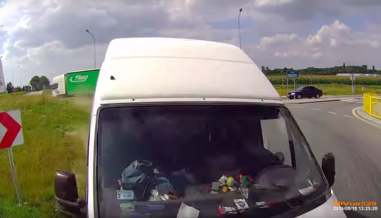Ilyen egy frontális baleset a körforgalomban – videó