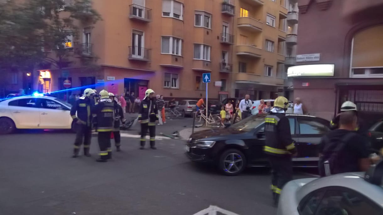 Három autó ütközött Újlipótvárosban, kisgyerekek is megsérültek
