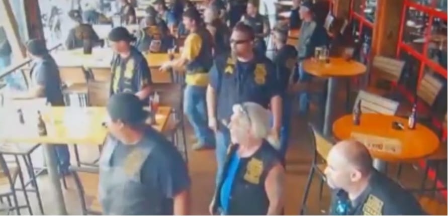 Halottak, sérültek, 170 letartóztatás – motoros bandák csaptak össze Texasban