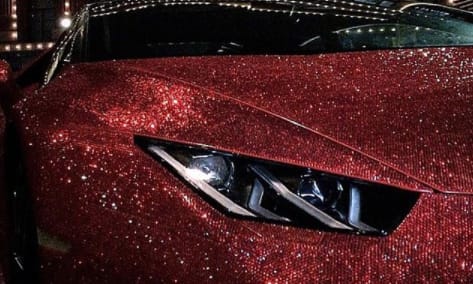 Videón a milliónál is több kristálytól csillogó Lamborghini