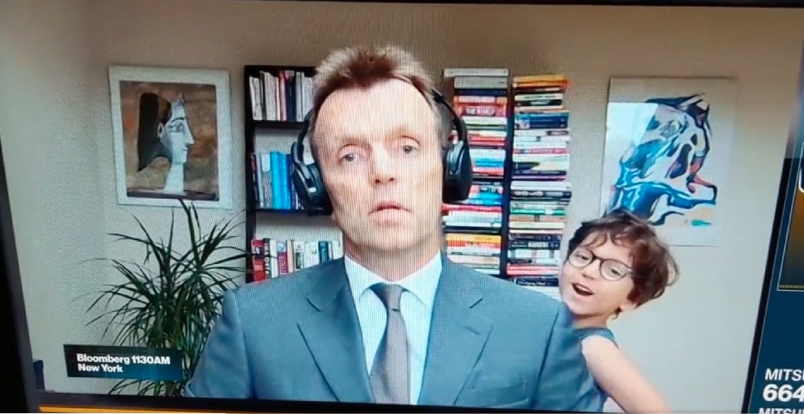 Mi történik, ha a gyerek unatkozik, miközben az apja élő adásban van?