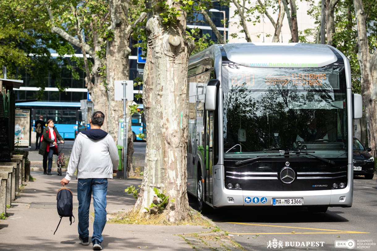 Ingyenesen lehet utazni a BKV szupermenő elektromos buszával – fotók