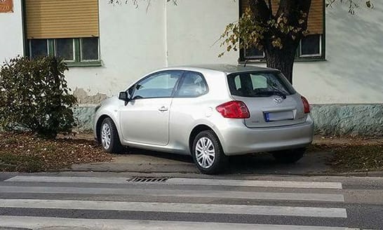 A nap fotója: a dorogi autós, akit egyáltalán nem érdekelnek a gyalogosok