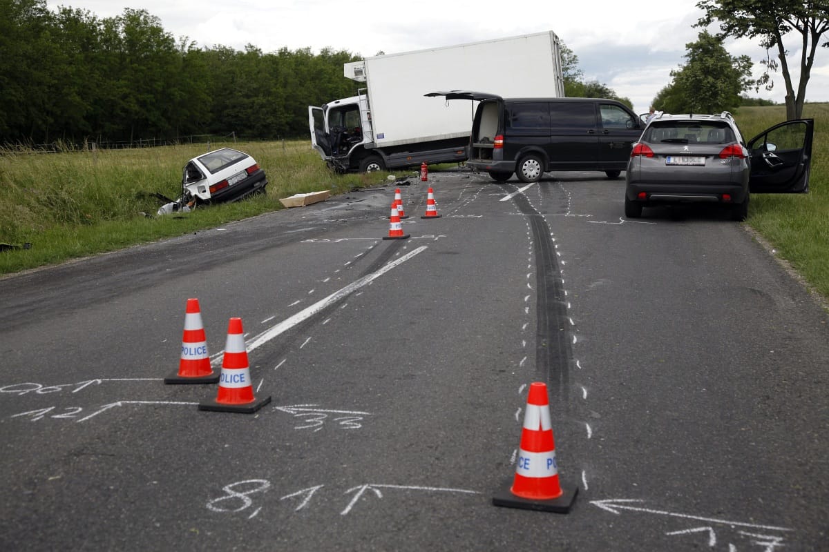 Fotók: Szörnyethalt a 31 éves férfi Sárvárnál, ennyi maradt az autójából