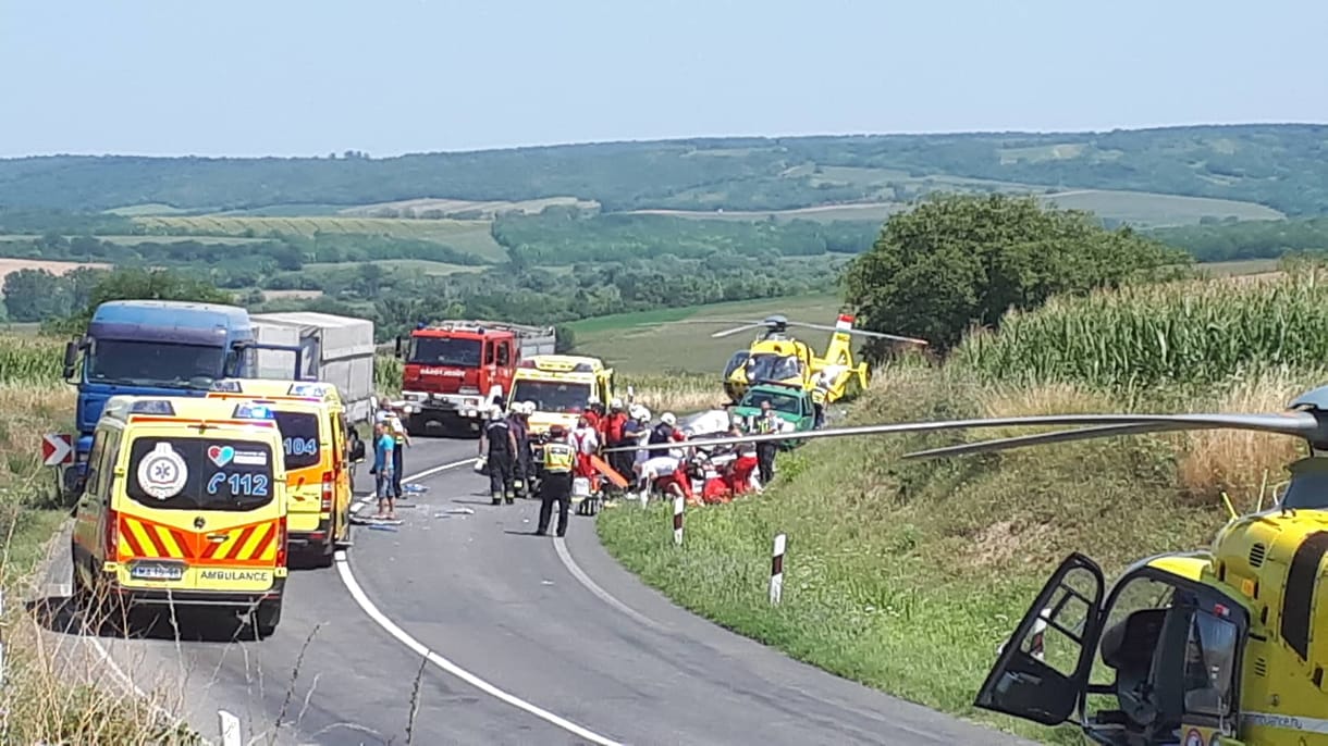 Egy ember meghalt, amikor kamionnal ütközött a 61-es főúton - fotók