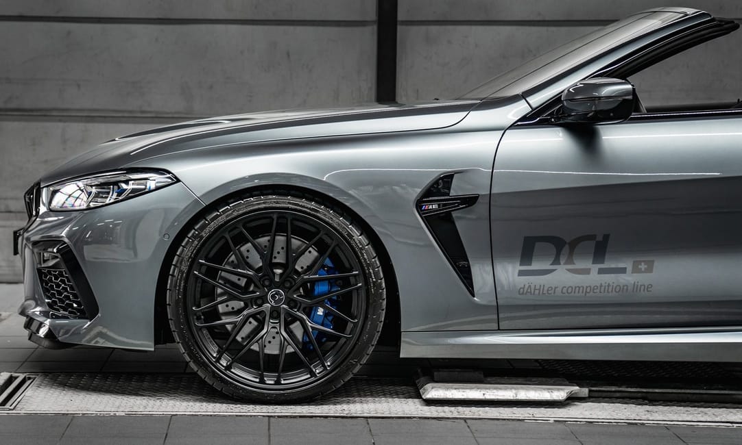 740 lóerő talán már elég lehet a BMW biturbó V8-as kabriójában