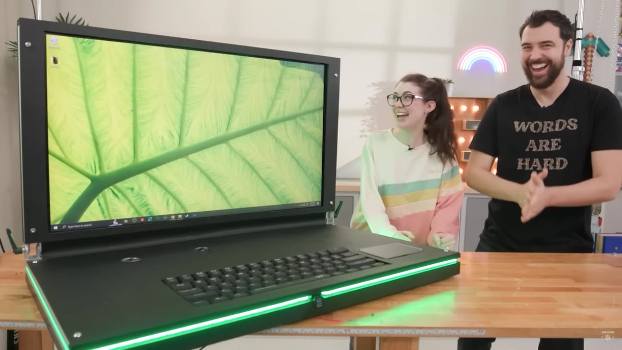 Ehhez már utánfutó kell: 110 centis képernyővel bíró, 45 kilós laptopot épített két youtuber