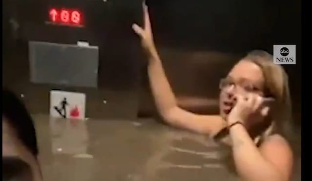 Vízzel megtelt liftben esett csapdába három nebraskai fiatal – videóval