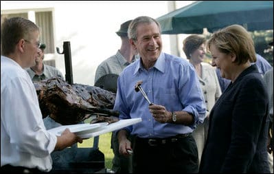 George Bush is bejelentkezett a Facebookra