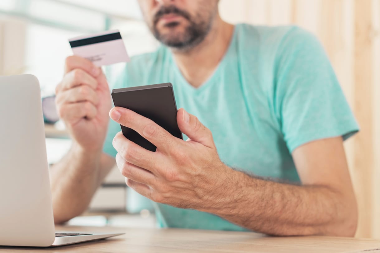 Lehalt több bank online, illetve mobilfelülete az szja-visszatérítés miatt