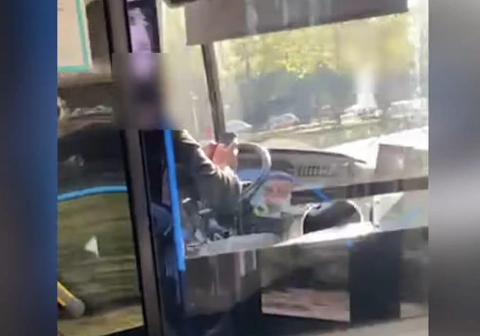 Videóra vették, ahogy a 105-ös busz vezetője hosszú üzenetet ír vezetés közben