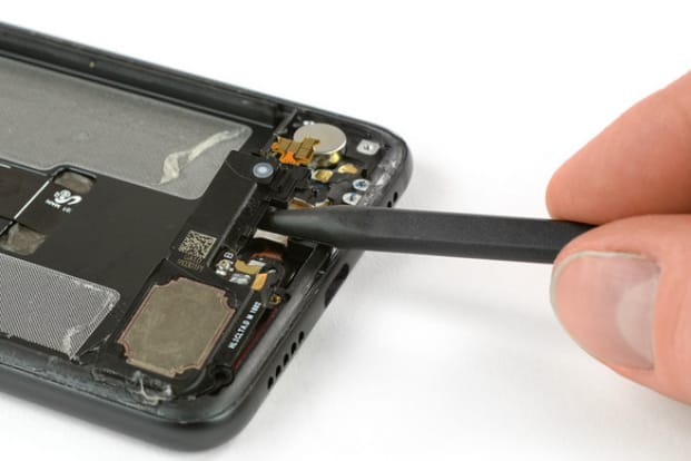 Ez van az új „csodafon” belsejében: szétszedték a Huawei P20 Prót