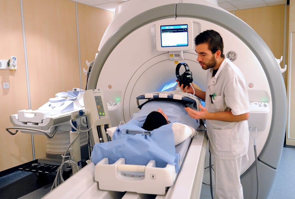 Hatalmas nyakláncával fojtotta meg az MRI-gép az aggódó hozzátartozót egy New York-i kórházban