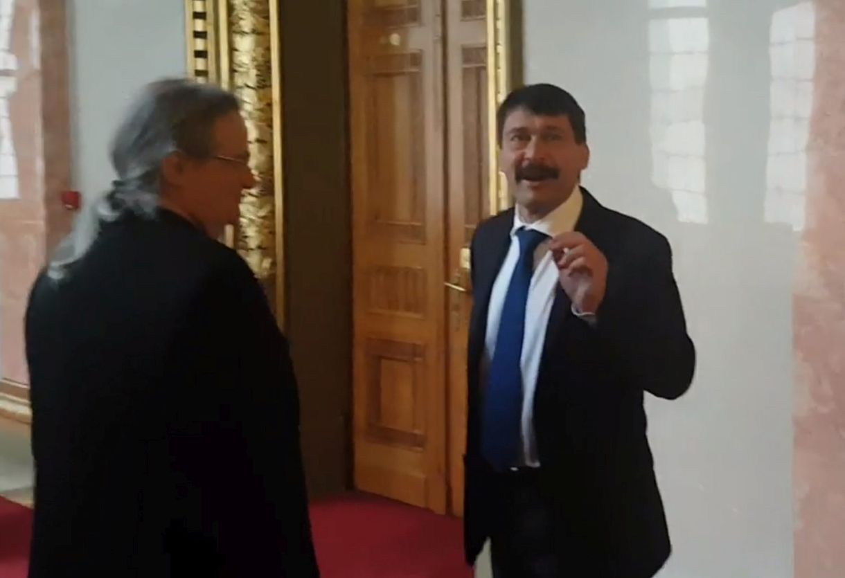 Elkaptuk Áder Jánost, aki mosolyogva válaszolt kérdésünkre – videó
