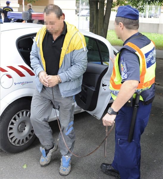 Fotók: így vezették el a margitszigeti szatírokat