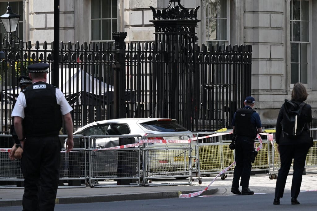 Belehajtott egy autó a Downing Street kapujába