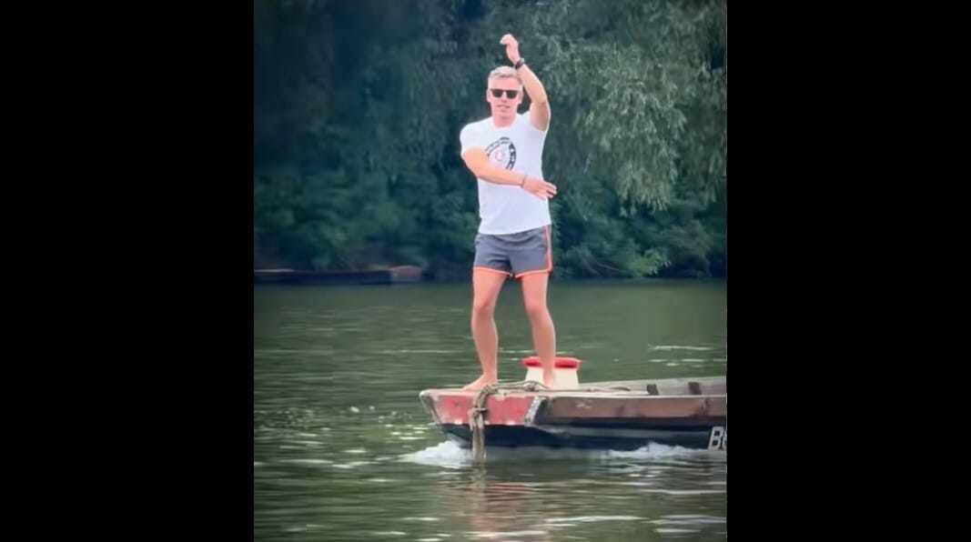 Magyar Péter a tiszalöki vízierőműnél aurafarmol