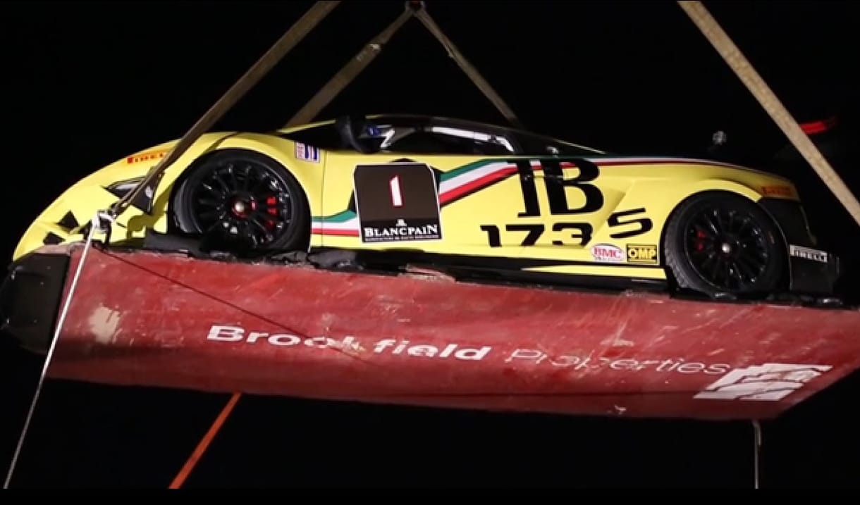 Mit keres két Lamborghini egy 12 emeletes ház tetején? - videó