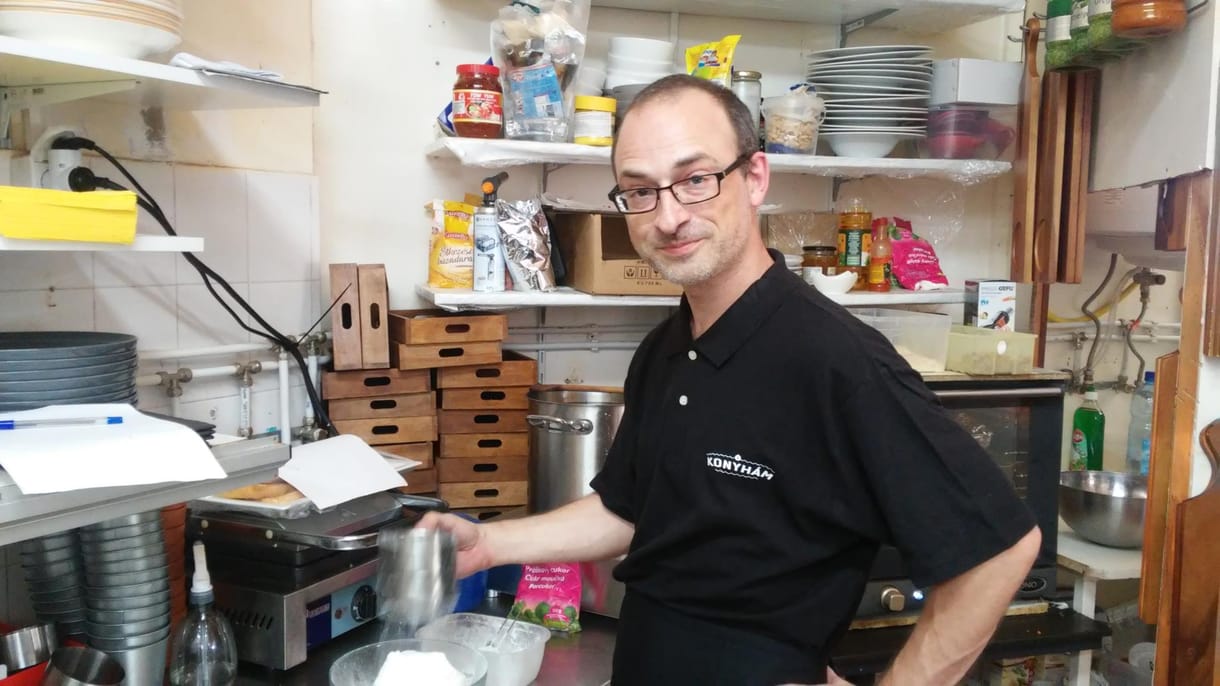 A Nemzet Napszámosa: Tóta W. konyhásnak áll a balatoni büfében – videó