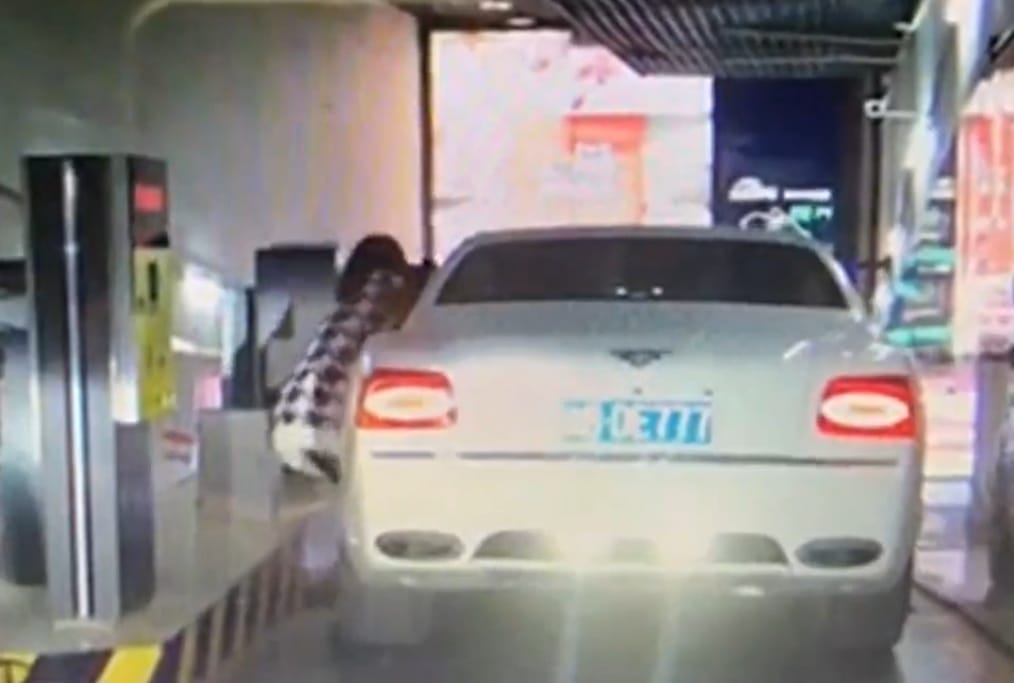 Ha meglátja, hogyan törték össze ezt a Bentleyt, a fejét fogja majd – videó