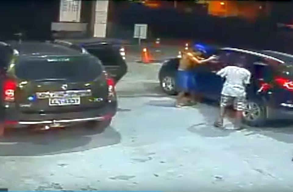 Mint a GTA-ban: simán kirabolták a sofőrt a brazil benzinkúton – videó
