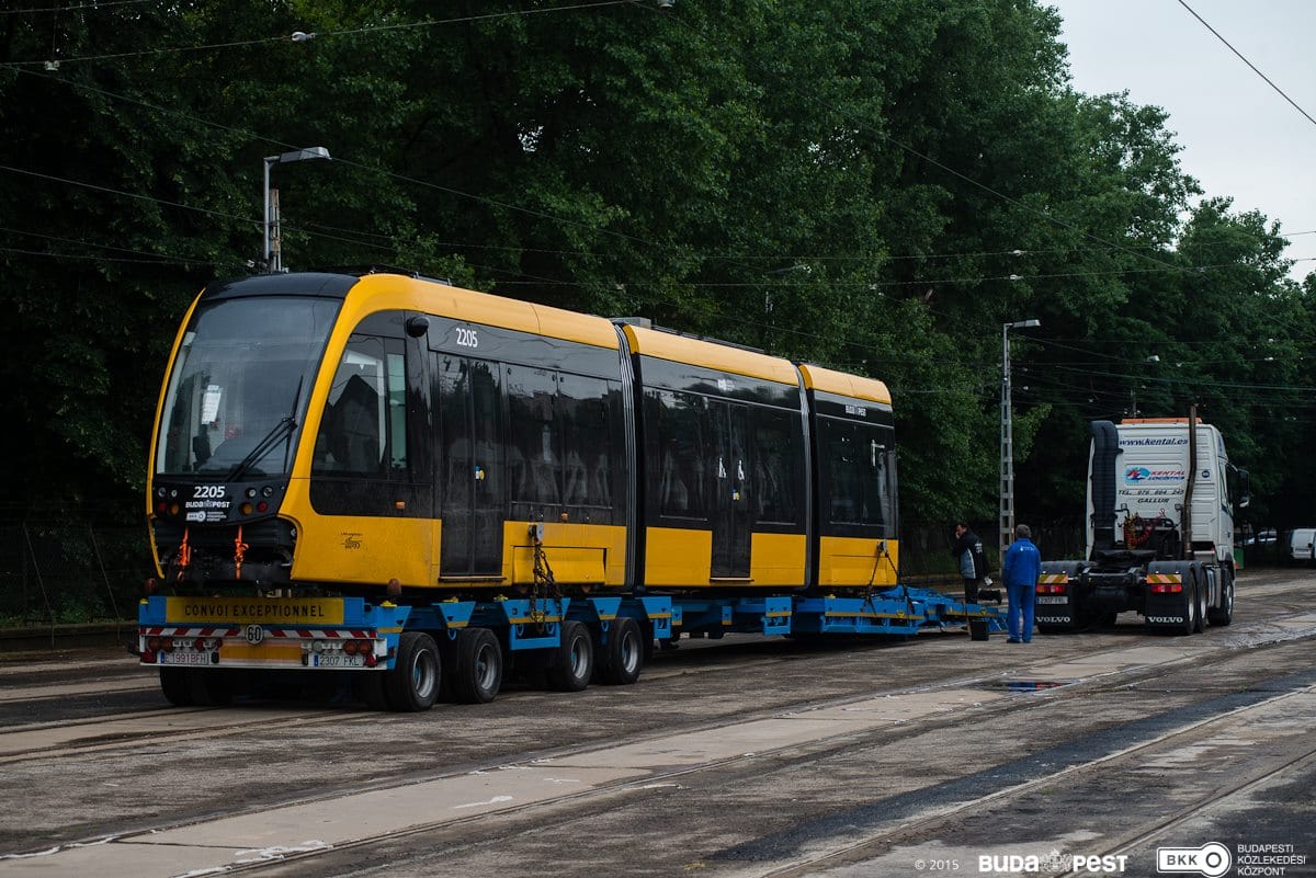 Darabokban érkezett meg az új CAF-villamos Budapestre - fotók