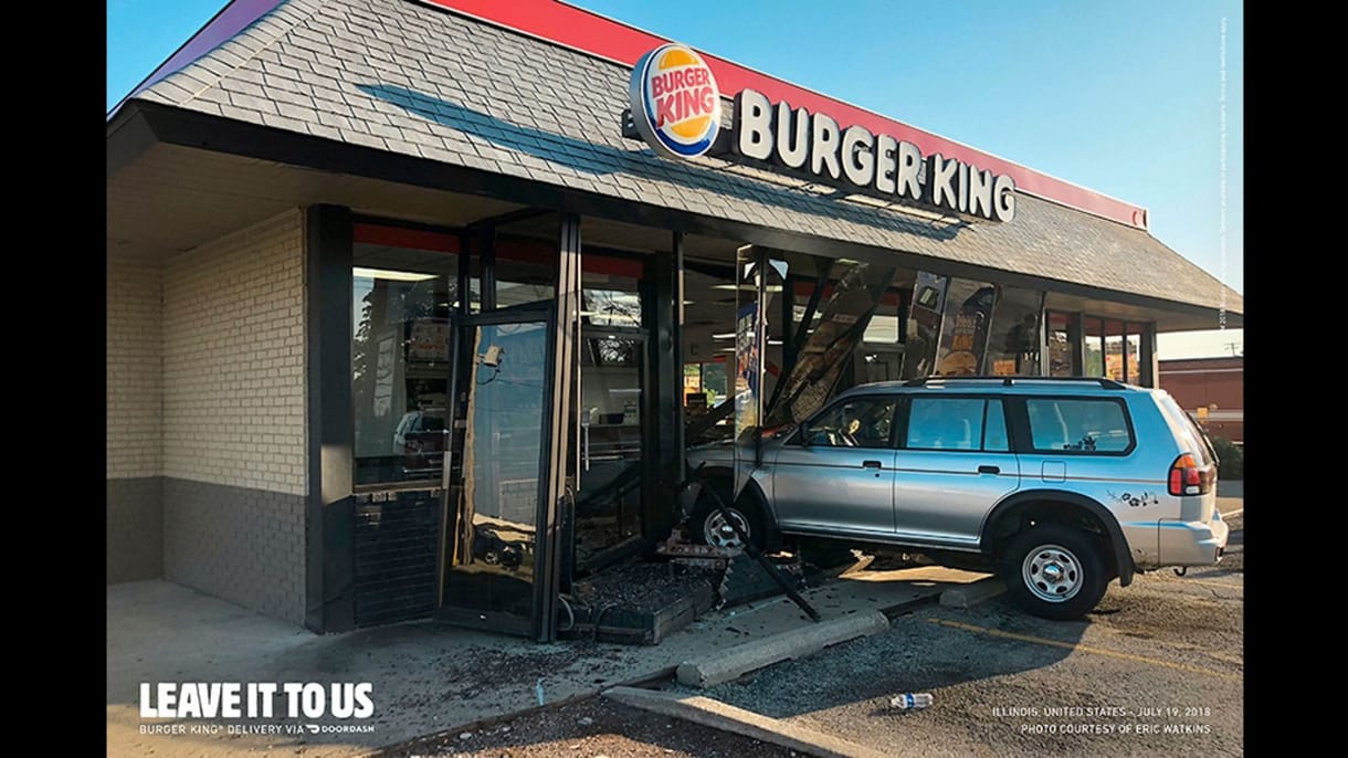 Olyan autósokkal reklámoz a Burger King, akik belehajtottak egy-egy éttermükbe