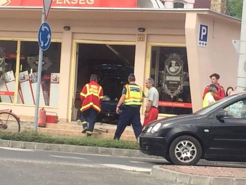 Pékségbe hajtott egy autó Dabason