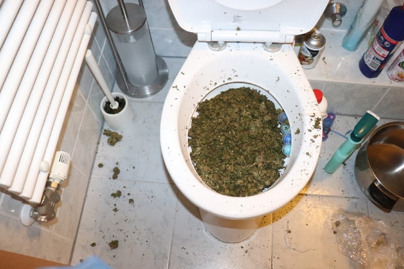 Így jár, aki a WC-n akarja lehúzni a füvet mikor kopognak a rendőrök