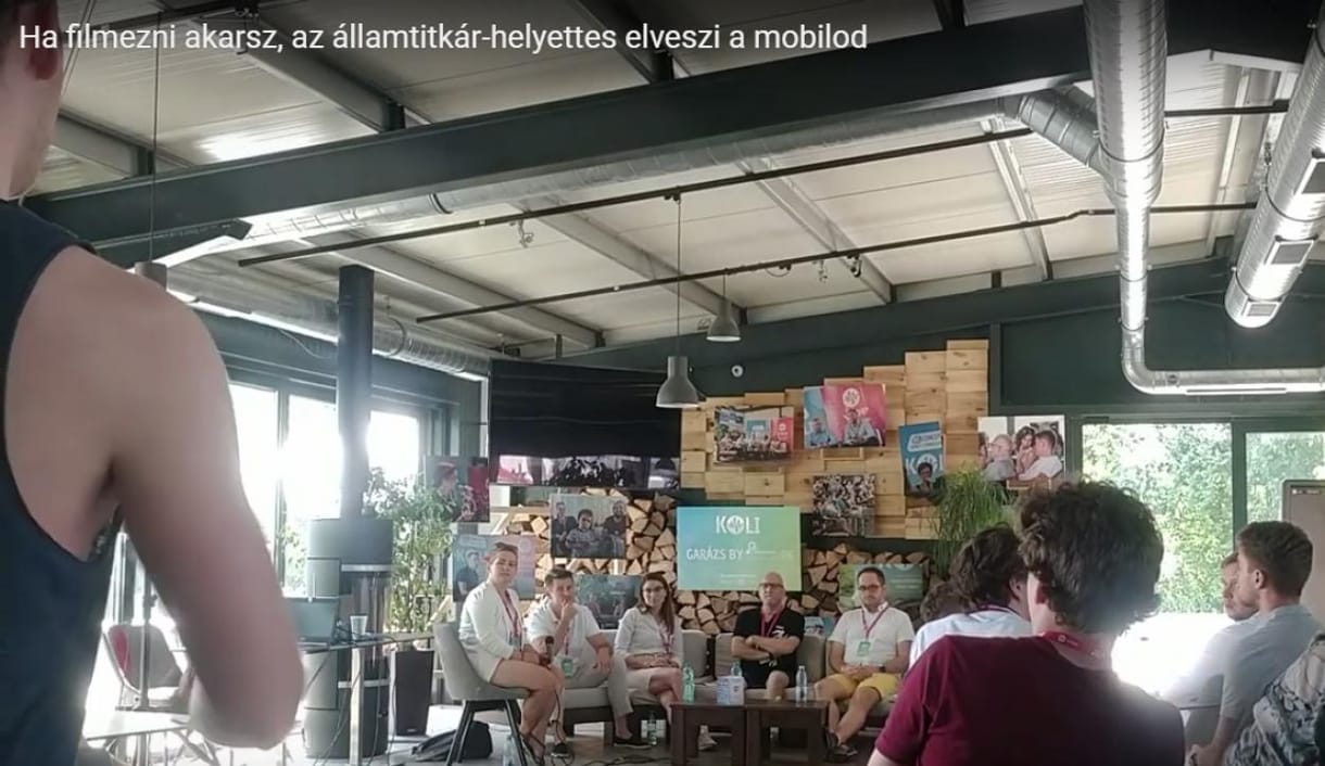 Az alternatív iskolákról kérdezte volna a helyettes államtitkárt, aki odanyúlt és kikapcsolta a kamerát