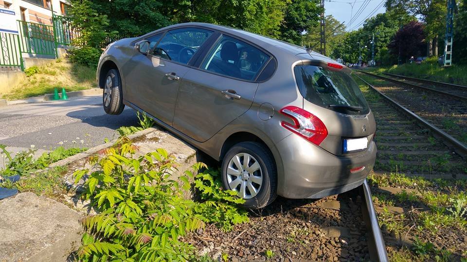 Fotó: Bizarr baleset történt a 61-es villamos útvonalán