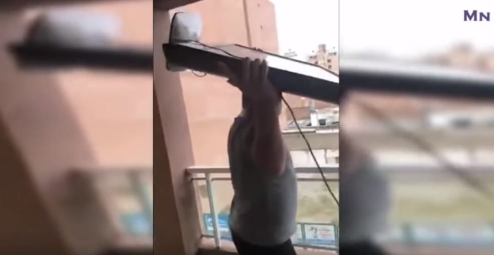 Videó arról, hogy egy argentin szurkoló kihajítja az ablakon a tévéjét a vereség után