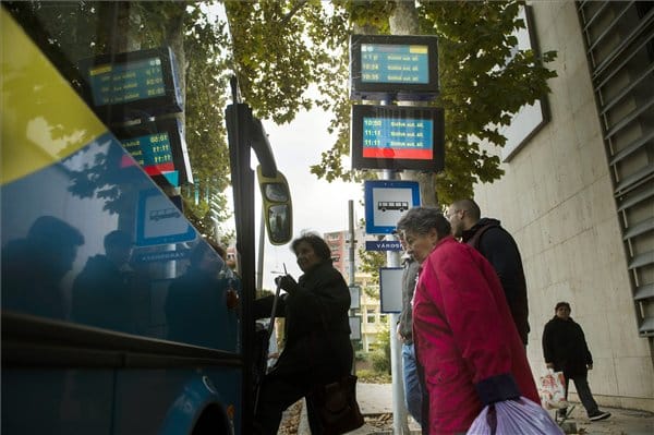 Egy kijelzőn látható, mikor jön a busz, a vonat és a hajó - fotók
