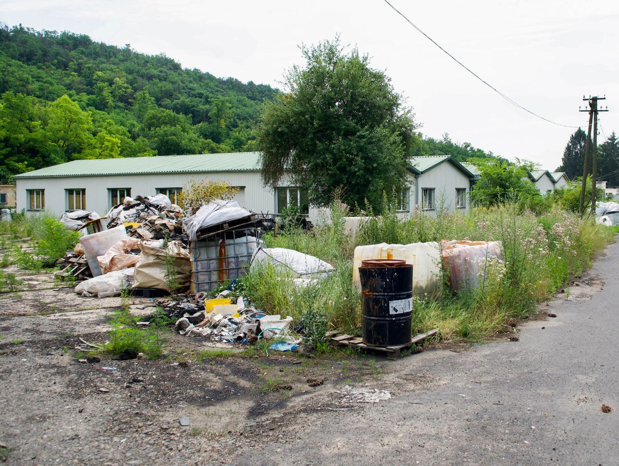 Beleszédültünk a rejtélyes ikladi akkuhulladék-tároló bűzébe
