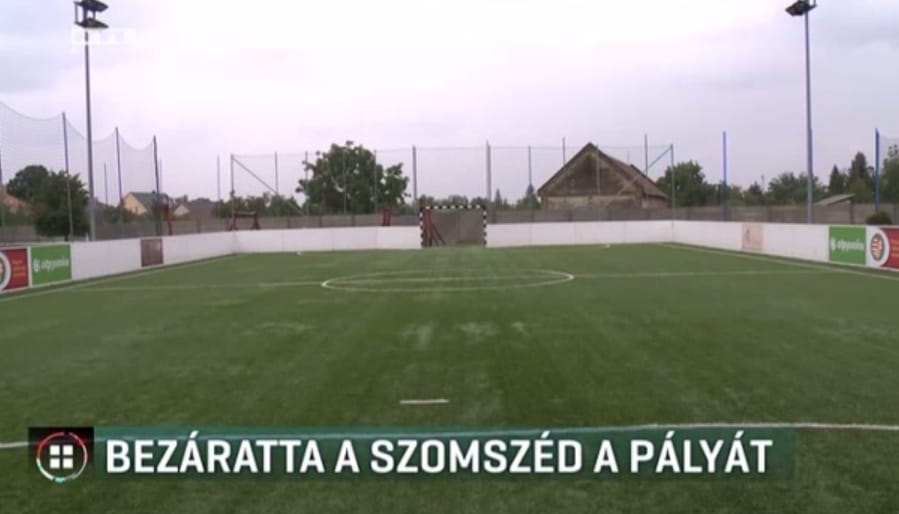 Bezáratta a szomszéd az MLSZ-programban épített műfüves pályát a zaj miatt