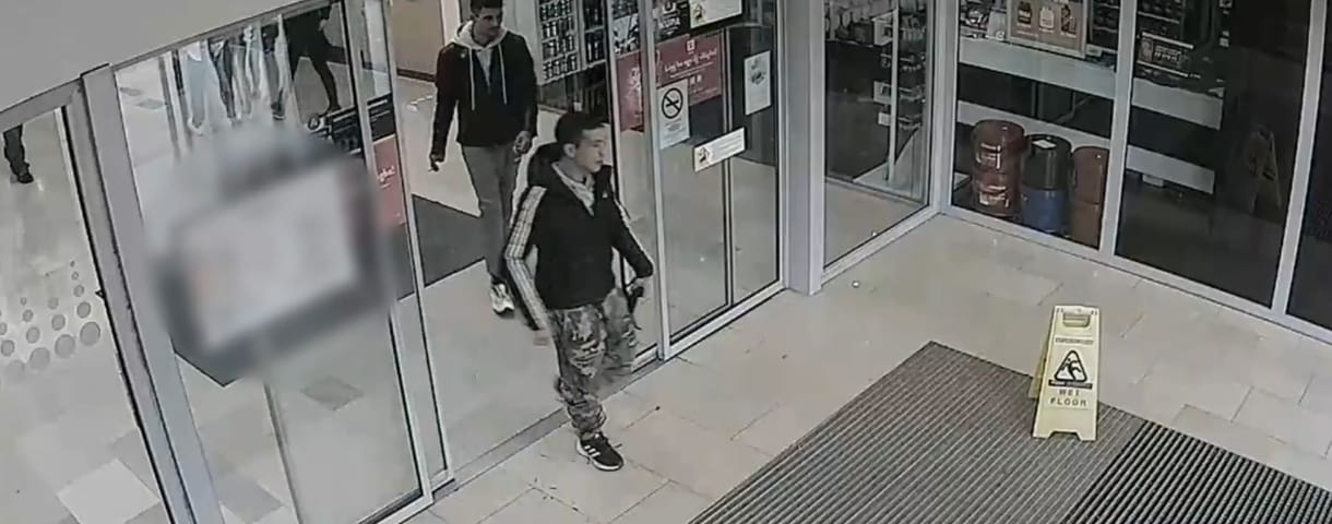 Videón az elkövetők, akik alvó embertől loptak egy plázában