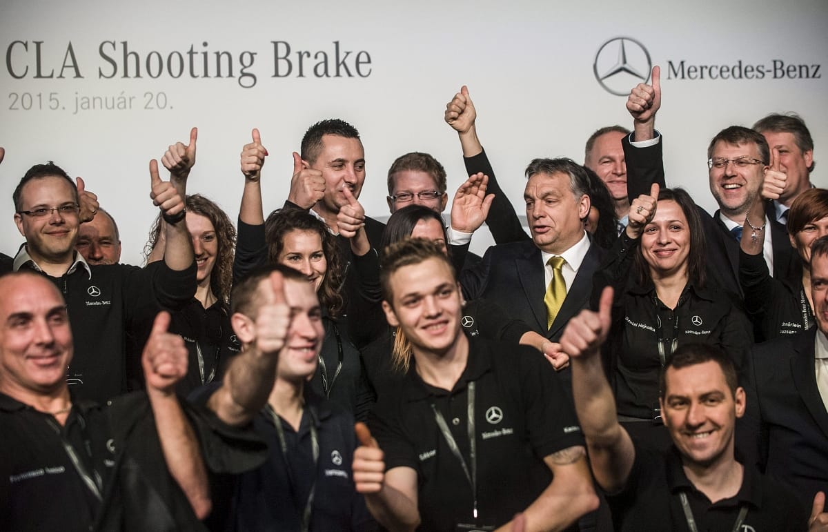 Orbán Viktor vadiúj Mercit vezet – videó