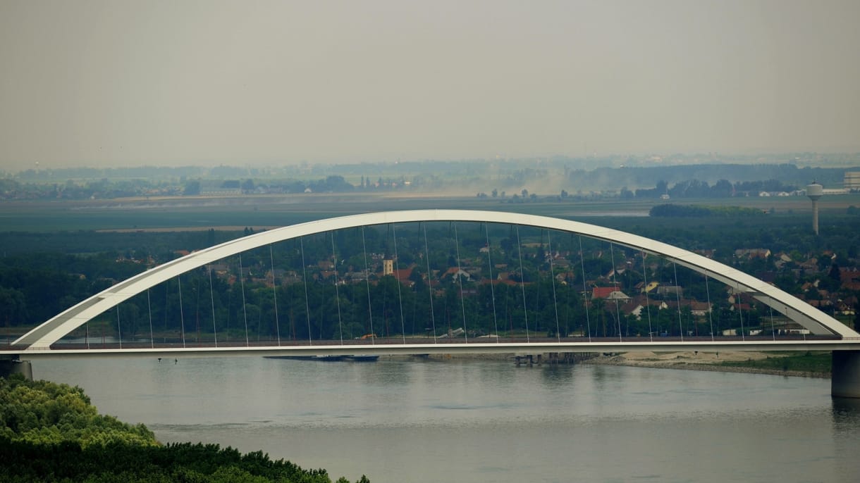 Mégsem zárják le egy hónapra teljesen az M8-as Duna-hídját