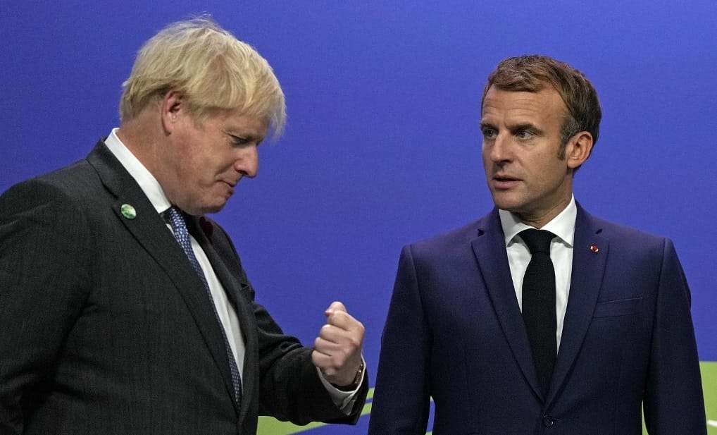Emmanuel Macron lebohócozta Boris Johnsont