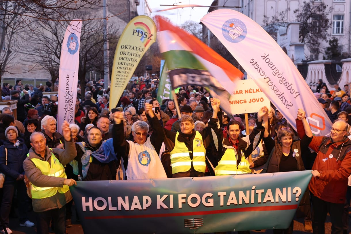 Zürcher Zeitung-kommentár: A pedagógusok és a diákok móresre akarják tanítani Orbánt