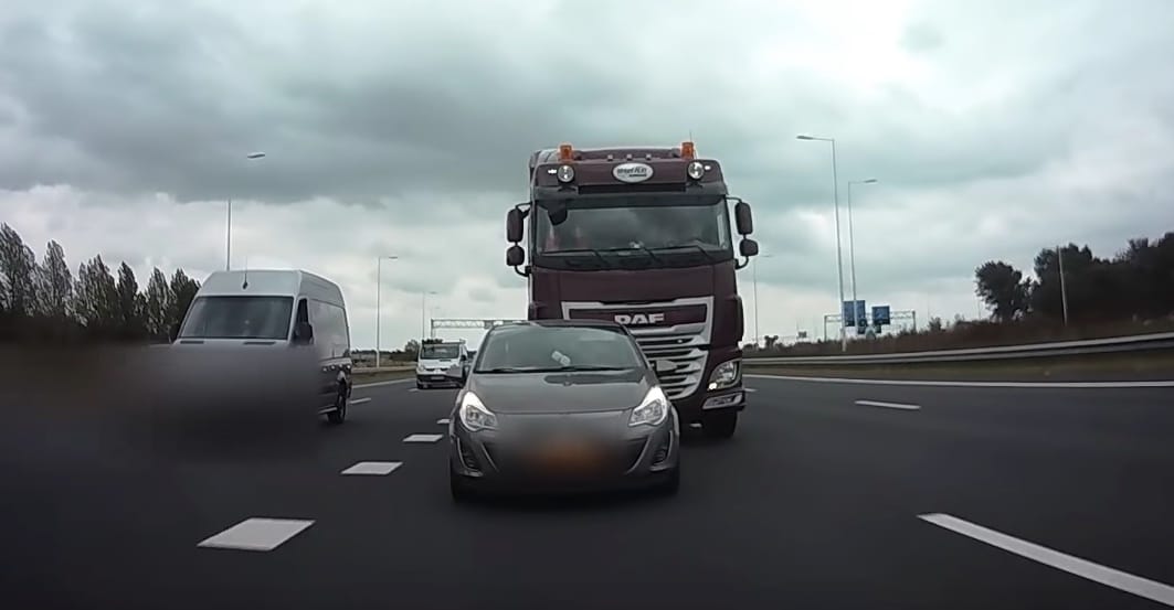 Érthetetlen, mit művelt az Opel sofőrje a kamion előtt – videó