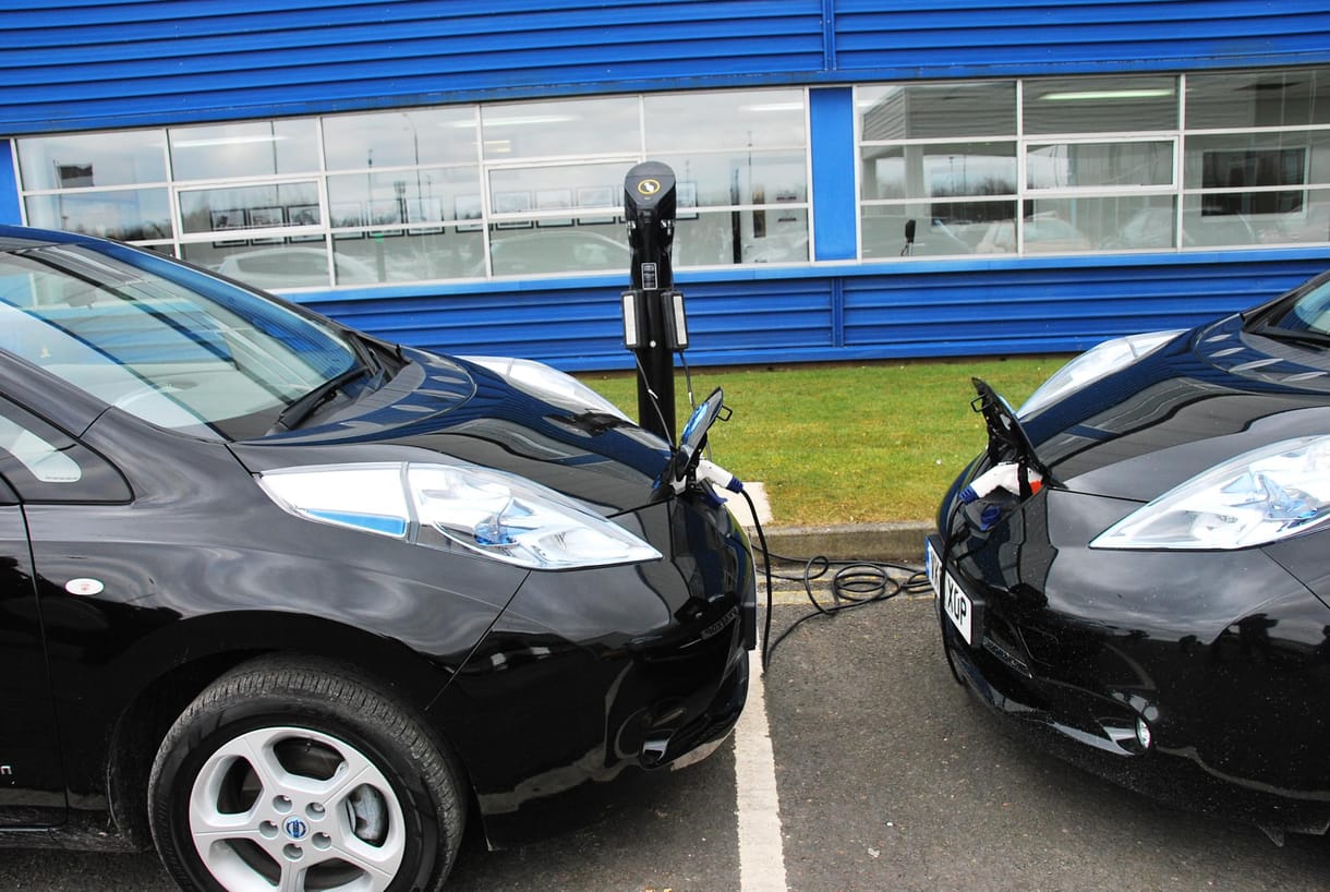 Szabad buszsáv és ingyen pakolás beindíthatná az elektromos autózást