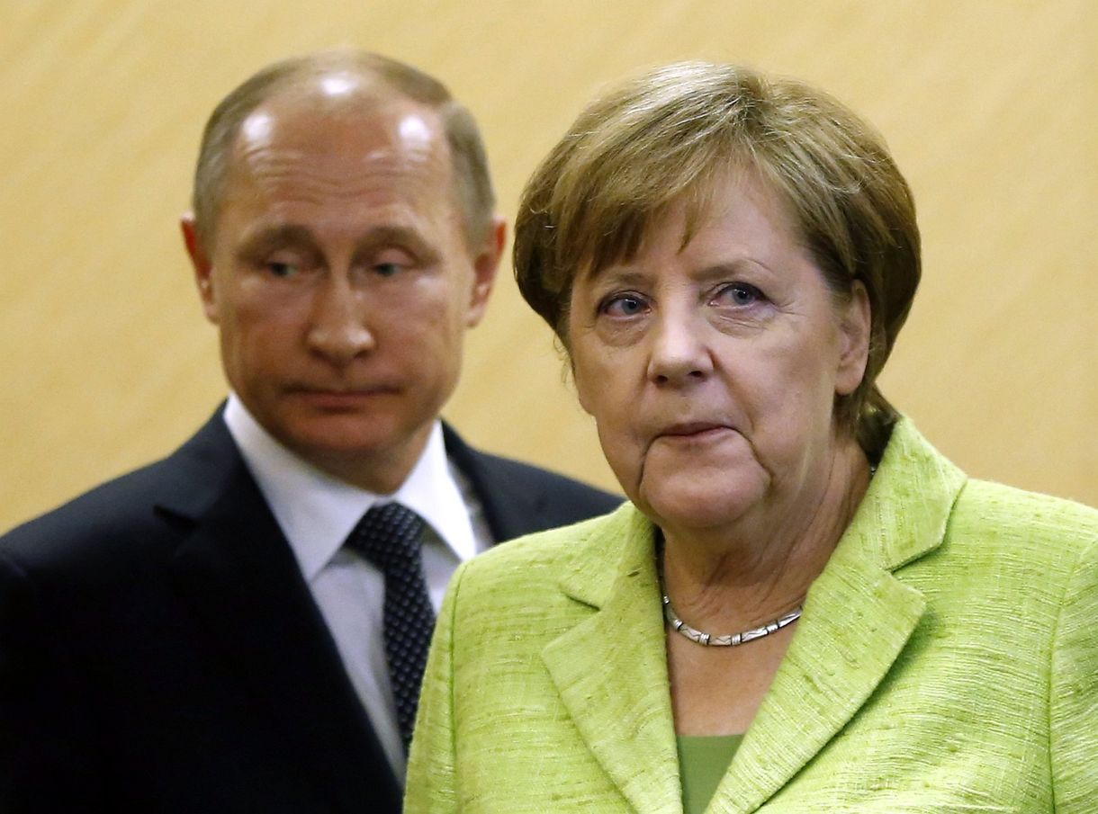 Merkel a melegek védelmére kérte Putyint