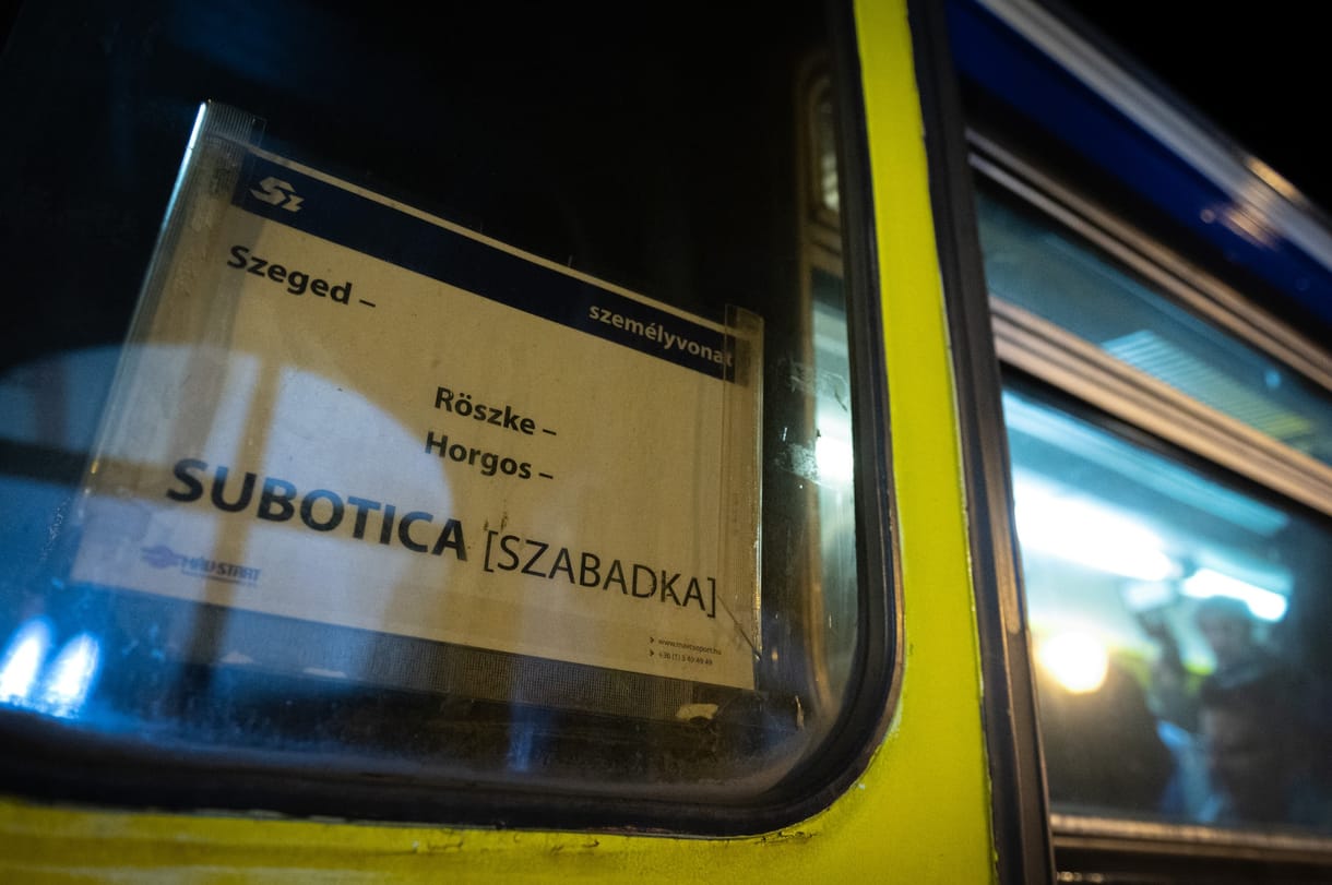 Vitézy nekiment Lázárnak, azt állítja, hogy a zsúfolt lajosmizsei vonalról vittek vonatokat a szeged–szabadkaira