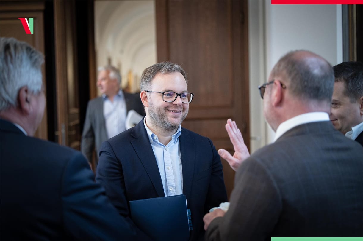 Ha ilyen a hangulat a kormányülésen, ugyan ki lepődik meg, hogy ilyen boldog az ország is!